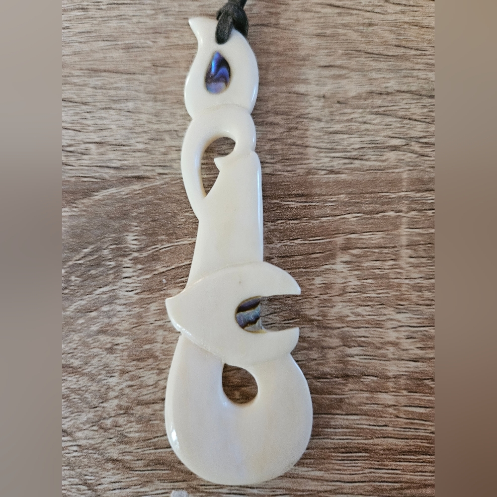 Polynesian Hand Carved Bone Fish and Abalone With Black Leather Chain - Picture 7 of 7